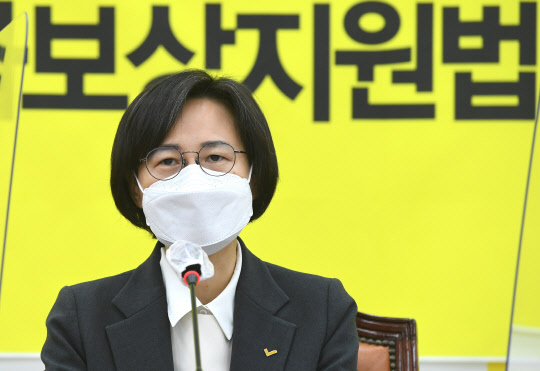 정의당 강은미 비상대책위원장이 25일 오전 서울 여의도 국회에서 열린 비상대책위원회 회의에서 발언하고 있다.